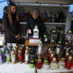 Sprzedaż kwiatów i zniczy przed kieleckimi cmentarzami / Jarosław Kubalski / Radio Kielce