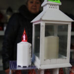 Sprzedaż kwiatów i zniczy przed kieleckimi cmentarzami / Jarosław Kubalski / Radio Kielce