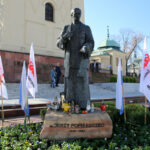 Pomnik błogosławionego ks. Jerzego Popiełuszki obok kieleckiej Katedry / Kamil Król / Radio Kielce