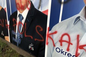 Zniszczone banery Komitetu Wyborczego Prawa i Sprawiedliwości / Grażyna Szlęzak-Wójcik / Radio Kielce