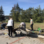 „Zieleń dla niepodległej” - pod takim hasłem przed świetlicą wiejską w Świniarach Nowych w gminie Łoniów odbywa się sadzenie roślinności / Grażyna Szlęzak-Wójcik / Radio Kielce