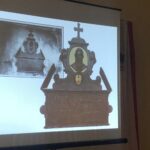 Konferencja naukowa „Siedem i pół wieku Koprzywnicy”. Wykład dr hab Tomisława Giergiela z UMCS w Lublinie / Grażyna Szlęzak-Wójcik / Radio Kielce