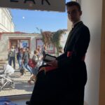 W witrynach sklepowych na starówce oraz przed sklepami znalazły się żywe postaci w strojach z reprezentowanej przez siebie epoki / Grażyna Szlęzak-Wójcik / Radio Kielce