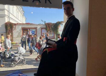 W witrynach sklepowych na starówce oraz przed sklepami znalazły się żywe postaci w strojach z reprezentowanej przez siebie epoki / Grażyna Szlęzak-Wójcik / Radio Kielce