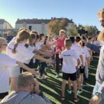 Anita Włodarczyk, dwukrotna złota medalistka igrzysk olimpijskich i trzykrotna mistrzyni świata w rzucie młotem poprowadziła w szkole podstawowej w Połańcu lekcję wychowania fizycznego / Grażyna Szlęzak-Wójcik / Radio Kielce