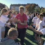 Anita Włodarczyk, dwukrotna złota medalistka igrzysk olimpijskich i trzykrotna mistrzyni świata w rzucie młotem poprowadziła w szkole podstawowej w Połańcu lekcję wychowania fizycznego / Grażyna Szlęzak-Wójcik / Radio Kielce