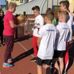 Anita Włodarczyk, dwukrotna złota medalistka igrzysk olimpijskich i trzykrotna mistrzyni świata w rzucie młotem poprowadziła w szkole podstawowej w Połańcu lekcję wychowania fizycznego / Grażyna Szlęzak-Wójcik / Radio Kielce