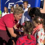 Anita Włodarczyk, dwukrotna złota medalistka igrzysk olimpijskich i trzykrotna mistrzyni świata w rzucie młotem poprowadziła w szkole podstawowej w Połańcu lekcję wychowania fizycznego / Grażyna Szlęzak-Wójcik / Radio Kielce
