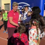 Anita Włodarczyk, dwukrotna złota medalistka igrzysk olimpijskich i trzykrotna mistrzyni świata w rzucie młotem poprowadziła w szkole podstawowej w Połańcu lekcję wychowania fizycznego / Grażyna Szlęzak-Wójcik / Radio Kielce