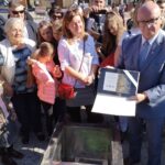 Wmurowanie kapsuły czasu. Burmistrz Sandomierza Marek Bronkowski prezentuje dokument  przygotowany z okazji  200-lecia diecezji / Grażyna Szlęzak-Wójcik / Radio Kielce