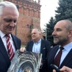 Sandomierz. Wizyta wicepremiera Jarosława Gowina. Na zdjęciu (od lewej): wicepremier Jarosław Gowin i Robert Pytka - kandydat do Sejmiku Województwa Świętokrzyskiego / Radio Kielce