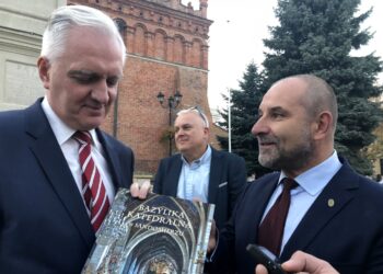 Sandomierz. Wizyta wicepremiera Jarosława Gowina. Na zdjęciu (od lewej): wicepremier Jarosław Gowin i Robert Pytka - kandydat do Sejmiku Województwa Świętokrzyskiego / Radio Kielce