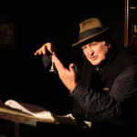 1.12.2013. Jan Nowicki wcielił się na moment w lichwiarza, jedną z postaci spektaklu teatru Ecce Homo "Łagodna", który to spektakl miał okazję obejrzeć 1 grudnia 2013 w Bazie Zbożowej. Jan Nowicki jest autorem scenariusza tego spektaklu. / Wojciech Habdas / Radio Kielce