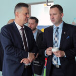 Kazimierza Wielka. Uroczystość pierwszej rocznicy żłobka „Bajkowa chatka”. Na zdjęciu (od lewej): Sławomir Kowalczyk - wójt Opatowca, Michał Cieślak - poseł Porozumienia / Karolina Kula