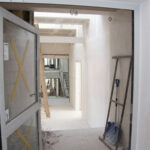 Prace przy budowie nowych mieszkań socjalnych w budynku przy ul. Bohaterów Warszawy dobiegają końca / Marta Gajda