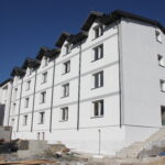 Prace przy budowie nowych mieszkań socjalnych w budynku przy ul. Bohaterów Warszawy dobiegają końca / Marta Gajda