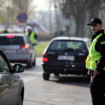 1.11.2013 Wszystkich Świętych. Policja kieruje ruchem na ul. Ściegiennego. / Wojciech Habdas / Radio Kielce