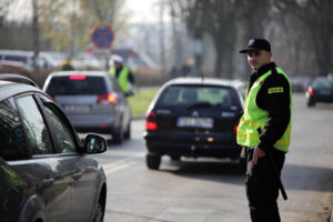 1.11.2013 Wszystkich Świętych. Policja kieruje ruchem na ul. Ściegiennego. / Wojciech Habdas / Radio Kielce