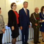 Medale za 50 i więcej wspólnie przeżytych lat parom z gminy Mirzec wręczyła wojewoda świętokrzyski Agata Wojtyszek (pierwsza z prawej). Jan Dygas / Anna Głąb / Radio Kielce