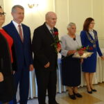 Medale za 50 i więcej wspólnie przeżytych lat parom z gminy Mirzec wręczyła wojewoda świętokrzyski Agata Wojtyszek (druga z prawej). Janina i Franciszek Strycharscy / Anna Głąb / Radio Kielce
