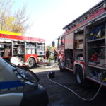 Jednostka ratownictwa chemicznego oraz straż pożarna zabezpieczają około 50 butli z kwasem azotowym / Emilia Sitarska / Radio Kielce