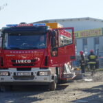 Jednostka ratownictwa chemicznego oraz straż pożarna zabezpieczają około 50 butli z kwasem azotowym / Emilia Sitarska / Radio Kielce