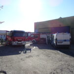 Jednostka ratownictwa chemicznego oraz straż pożarna zabezpieczają około 50 butli z kwasem azotowym / Emilia Sitarska / Radio Kielce