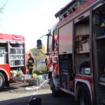 Jednostka ratownictwa chemicznego oraz straż pożarna zabezpieczają około 50 butli z kwasem azotowym / Emilia Sitarska / Radio Kielce