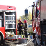 Jednostka ratownictwa chemicznego oraz straż pożarna zabezpieczają około 50 butli z kwasem azotowym / Emilia Sitarska / Radio Kielce