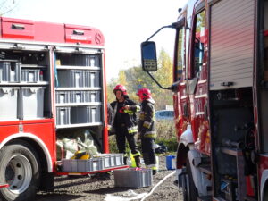 Jednostka ratownictwa chemicznego oraz straż pożarna zabezpieczają około 50 butli z kwasem azotowym / Emilia Sitarska / Radio Kielce