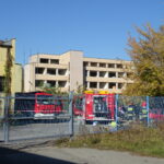 Jednostka ratownictwa chemicznego oraz straż pożarna zabezpieczają około 50 butli z kwasem azotowym / Emilia Sitarska / Radio Kielce