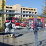 Jednostka ratownictwa chemicznego oraz straż pożarna zabezpieczają około 50 butli z kwasem azotowym / Emilia Sitarska / Radio Kielce