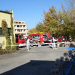 Jednostka ratownictwa chemicznego oraz straż pożarna zabezpieczają około 50 butli z kwasem azotowym / Emilia Sitarska / Radio Kielce