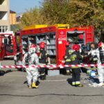 Jednostka ratownictwa chemicznego oraz straż pożarna zabezpieczają około 50 butli z kwasem azotowym / Emilia Sitarska / Radio Kielce