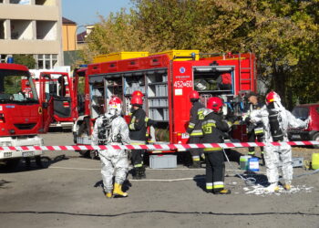 Jednostka ratownictwa chemicznego oraz straż pożarna zabezpieczają około 50 butli z kwasem azotowym / Emilia Sitarska / Radio Kielce