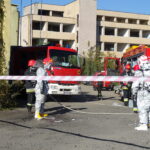 Jednostka ratownictwa chemicznego oraz straż pożarna zabezpieczają około 50 butli z kwasem azotowym / Emilia Sitarska / Radio Kielce