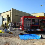 Jednostka ratownictwa chemicznego oraz straż pożarna zabezpieczają około 50 butli z kwasem azotowym / Emilia Sitarska / Radio Kielce