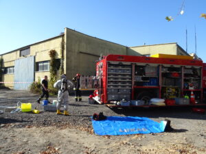 Jednostka ratownictwa chemicznego oraz straż pożarna zabezpieczają około 50 butli z kwasem azotowym / Emilia Sitarska / Radio Kielce