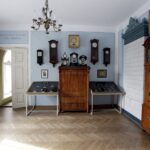 23.03.2016 Jędrzejów. Muzeum im. Przypkowskich. Pokój niebieski. Zbiór zegarów mechanicznych. / Jarosław Kubalski / Radio Kielce