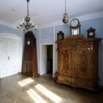 23.03.2016 Jędrzejów. Muzeum im. Przypkowskich. Pokój niebieski. Zbiór zegarów mechanicznych. / Jarosław Kubalski / Radio Kielce