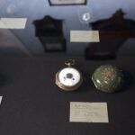 23.03.2016 Jędrzejów. Muzeum im. Przypkowskich. Pokój niebieski. Zbiór zegarów mechanicznych. / Jarosław Kubalski / Radio Kielce