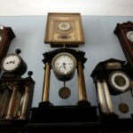 23.03.2016 Jędrzejów. Muzeum im. Przypkowskich. Pokój niebieski. Zbiór zegarów mechanicznych. / Jarosław Kubalski / Radio Kielce