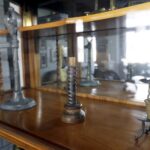 23.03.2016 Jędrzejów. Muzeum im. Przypkowskich.  Szary salon. Ekspozycja części zbiorów do pomiaru czasu, w tym modeli wykonanych przez Feliksa Przypkowskiego. / Jarosław Kubalski / Radio Kielce