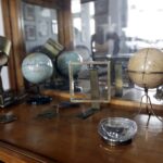 23.03.2016 Jędrzejów. Muzeum im. Przypkowskich.  Szary salon. Ekspozycja części zbiorów do pomiaru czasu, w tym modeli wykonanych przez Feliksa Przypkowskiego. / Jarosław Kubalski / Radio Kielce