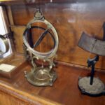 23.03.2016 Jędrzejów. Muzeum im. Przypkowskich.  Szary salon. Ekspozycja części zbiorów do pomiaru czasu, w tym modeli wykonanych przez Feliksa Przypkowskiego. / Jarosław Kubalski / Radio Kielce