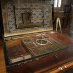 23.03.2016 Jędrzejów. Muzeum im. Przypkowskich.  Szary salon. Ekspozycja części zbiorów do pomiaru czasu, w tym modeli wykonanych przez Feliksa Przypkowskiego. / Jarosław Kubalski / Radio Kielce