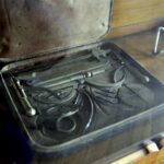 23.03.2016 Jędrzejów. Muzeum im. Przypkowskich.  Szary salon. Ekspozycja części zbiorów do pomiaru czasu, w tym modeli wykonanych przez Feliksa Przypkowskiego. / Jarosław Kubalski / Radio Kielce