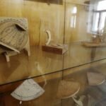 23.03.2016 Jędrzejów. Muzeum im. Przypkowskich.  Szary salon. Ekspozycja części zbiorów do pomiaru czasu, w tym modeli wykonanych przez Feliksa Przypkowskiego. / Jarosław Kubalski / Radio Kielce