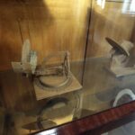 23.03.2016 Jędrzejów. Muzeum im. Przypkowskich.  Szary salon. Ekspozycja części zbiorów do pomiaru czasu, w tym modeli wykonanych przez Feliksa Przypkowskiego. / Jarosław Kubalski / Radio Kielce