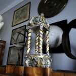 23.03.2016 Jędrzejów. Muzeum im. Przypkowskich.  Szary salon. Ekspozycja części zbiorów do pomiaru czasu, w tym modeli wykonanych przez Feliksa Przypkowskiego. / Jarosław Kubalski / Radio Kielce